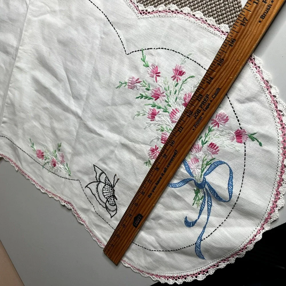 Vintage Hand Embroidered Table Runner Floral Butterfly Pink Crochet Lace 34x13.5